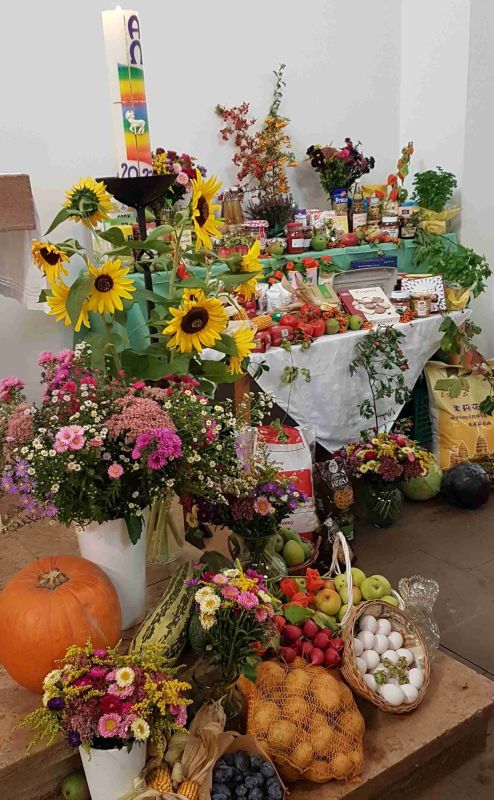 Geschmückte Kirche zum Erntedankfest